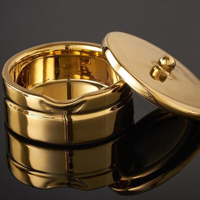 Gedeckter Aschenbecher