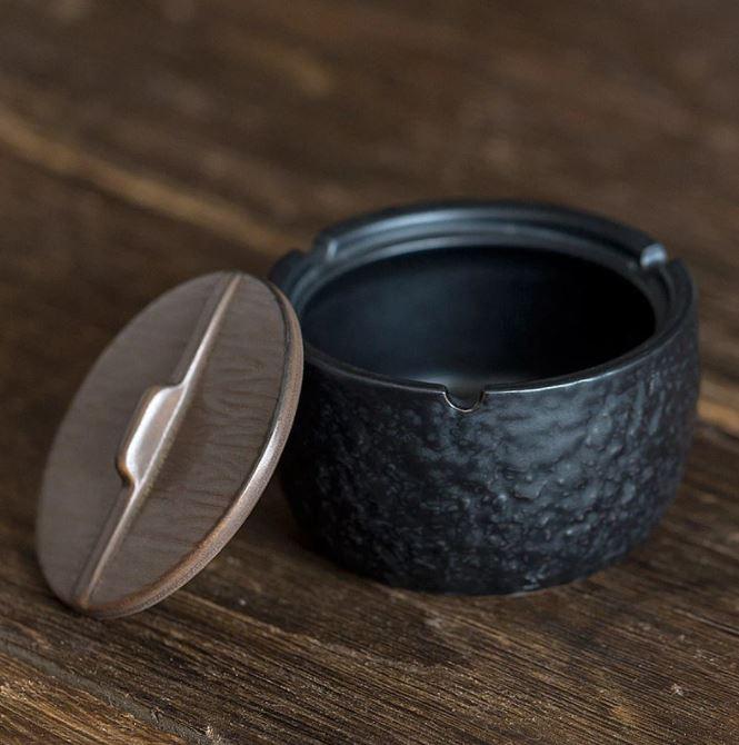 Geschlossener Tischascher