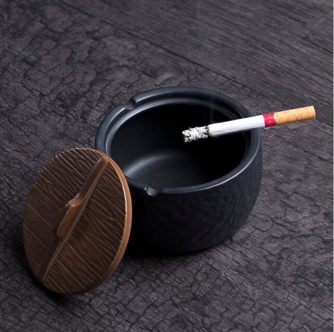 Geschlossener Tischascher