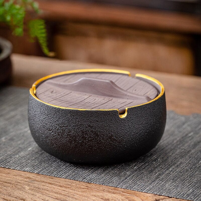 Großer geschlossener Aschenbecher