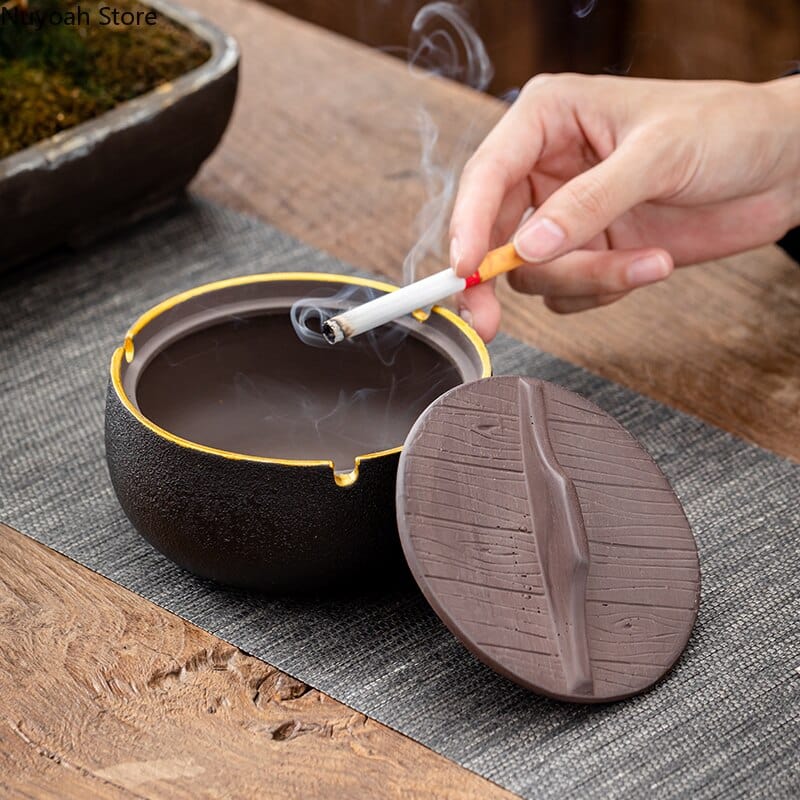 Großer geschlossener Aschenbecher