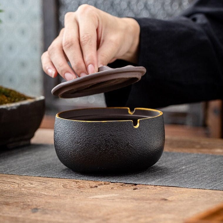 Großer geschlossener Aschenbecher