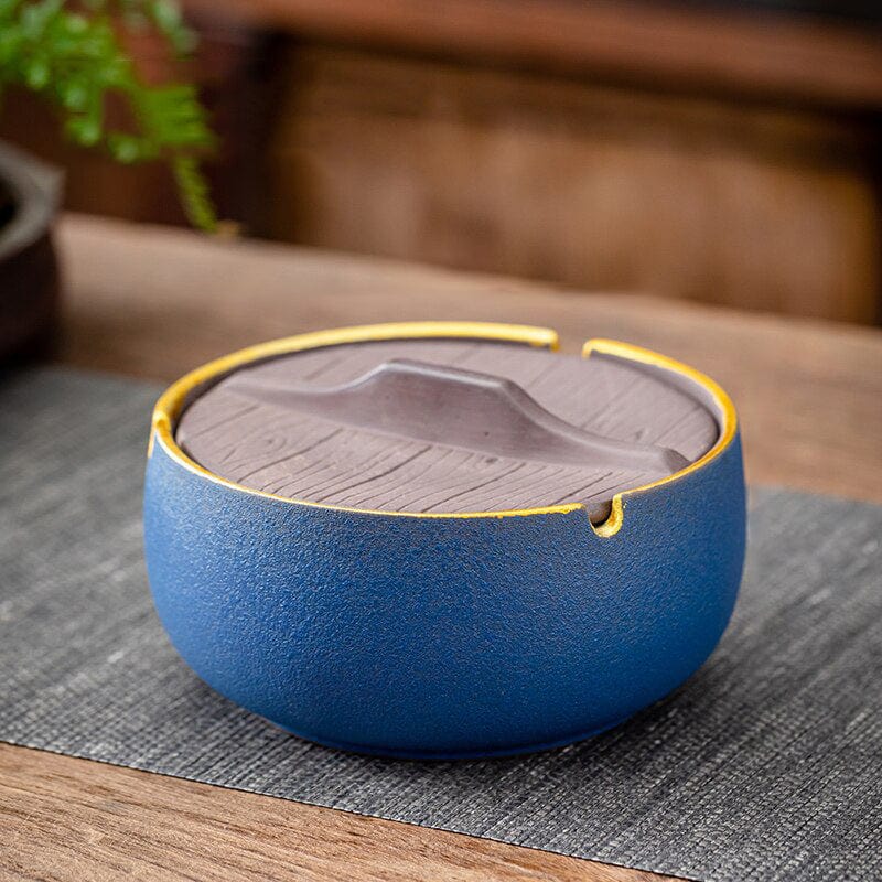 Großer geschlossener Aschenbecher