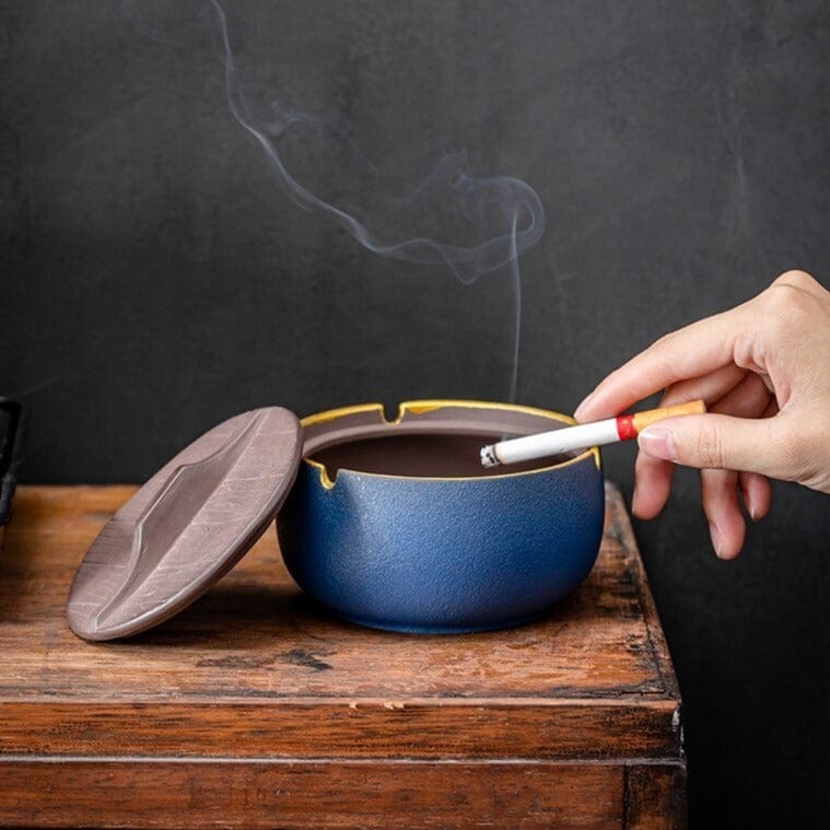 Großer geschlossener Aschenbecher