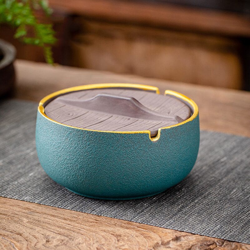 Großer geschlossener Aschenbecher